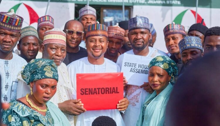 Aminu Wada Abubakar da fom ɗin takarar sanatan Jigawa Kudu maso Yamma a hannunsa.